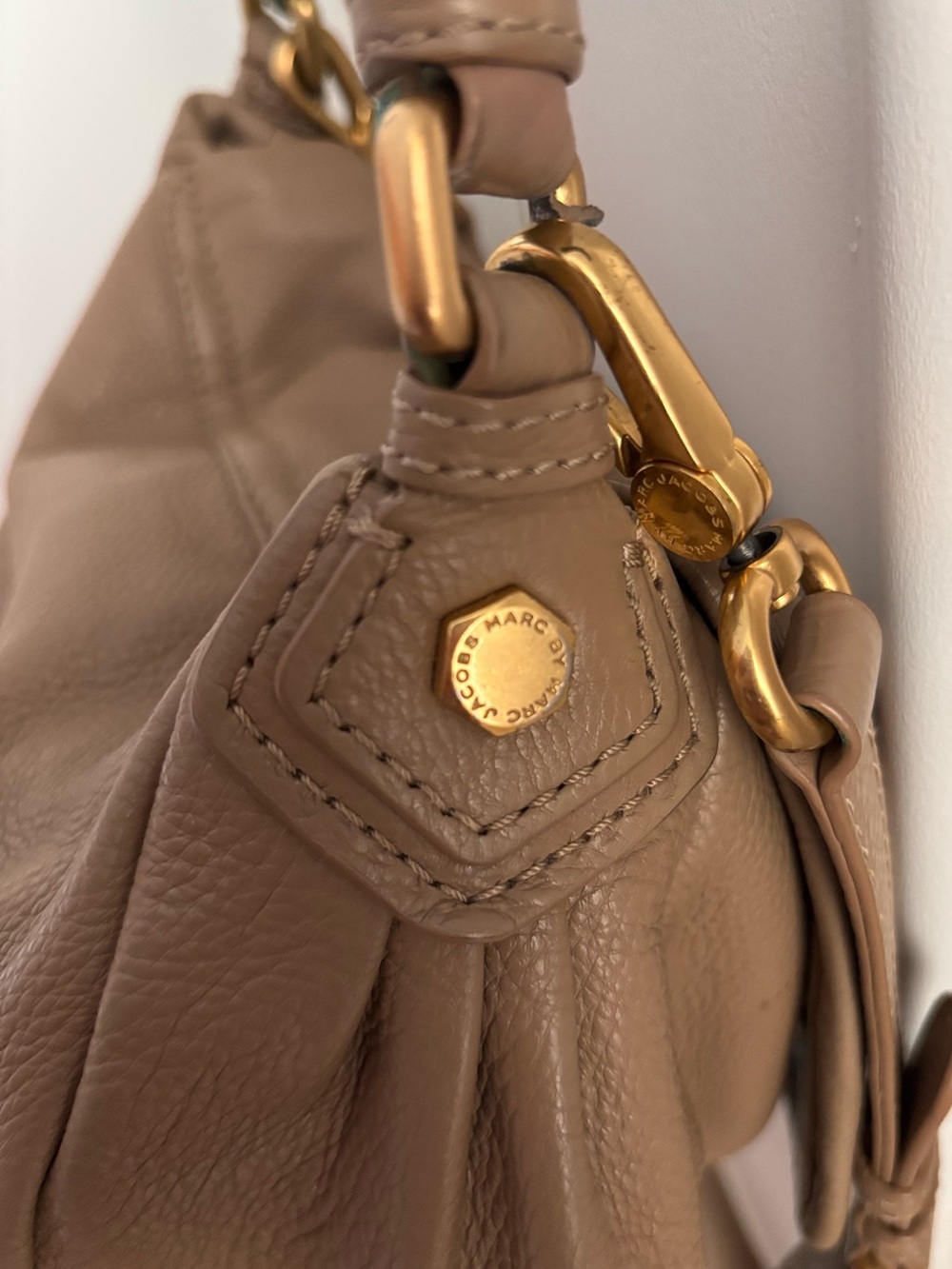 Marc by Marc Jacobs Taupe Pebbled Leather Shoulder Bag with Gold Hardware - Picture 13 of 16